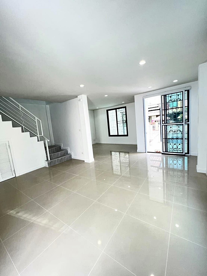 ขายบ้าน Renovate สภาพนางฟ้า หมู่บ้านร็อคการ์เด้น-สุวรรณภูมิ ใกล้สนามบินสุวรรณภูมิ